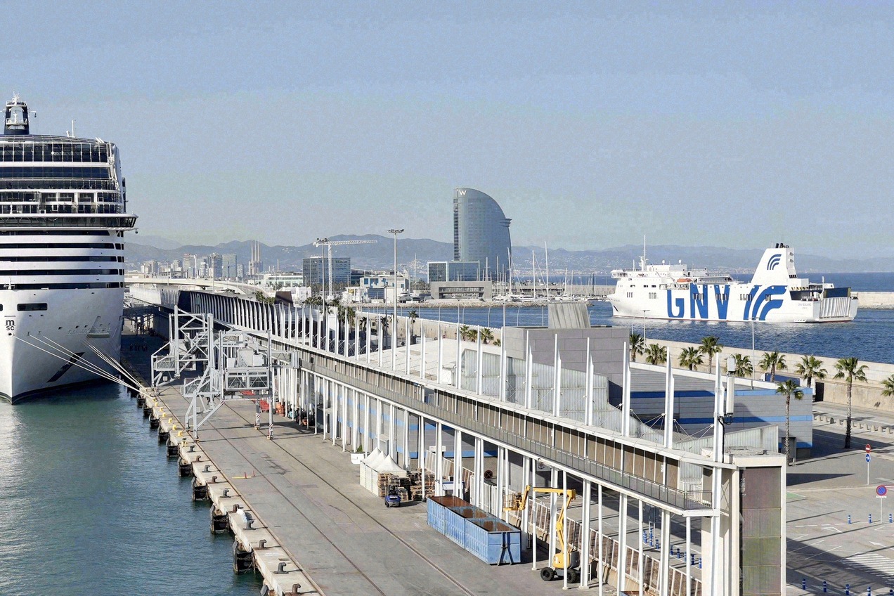 Hafen von Barcelona mit Kreuzfahrtschiff und GNV-Fähre