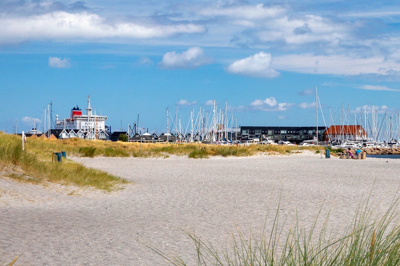 Hafen von Grenaa mit Segelmasten und Fährschiff