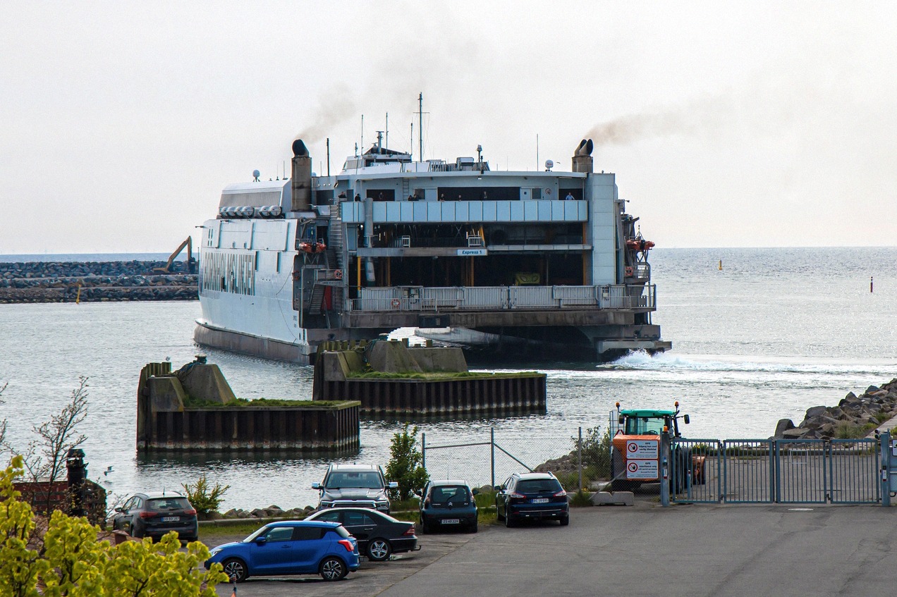 Hochgeschwindigkeitsfähre der Bornholmslinjen läuft aus dem Hafen von Rønne aus