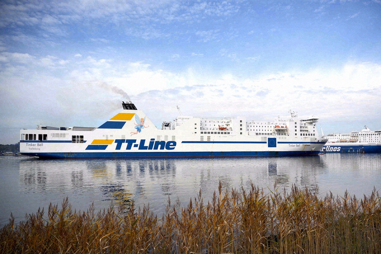 TT-Line-Fähre Tinker Bell auf der Trave in Travemünde
