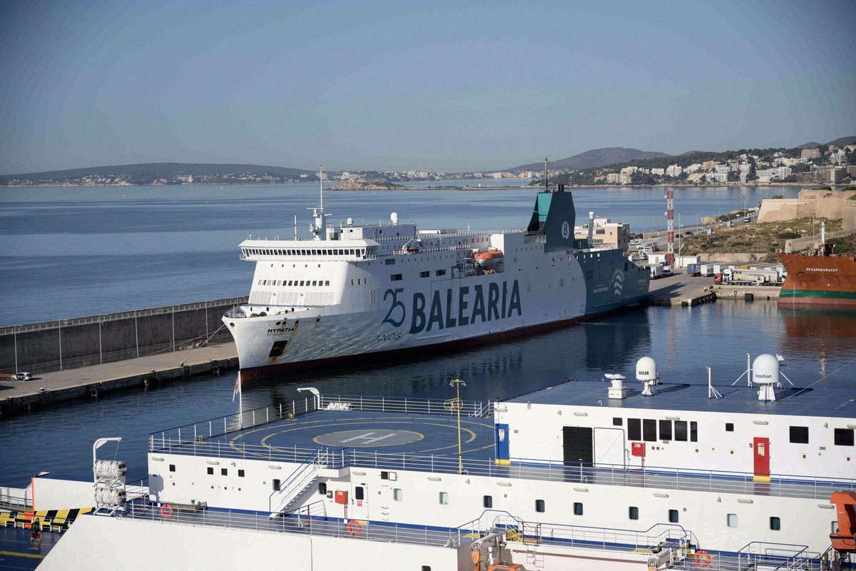 Baleària-Fähre Hypatia de Alejandría im Hafen von Palma de Mallorca