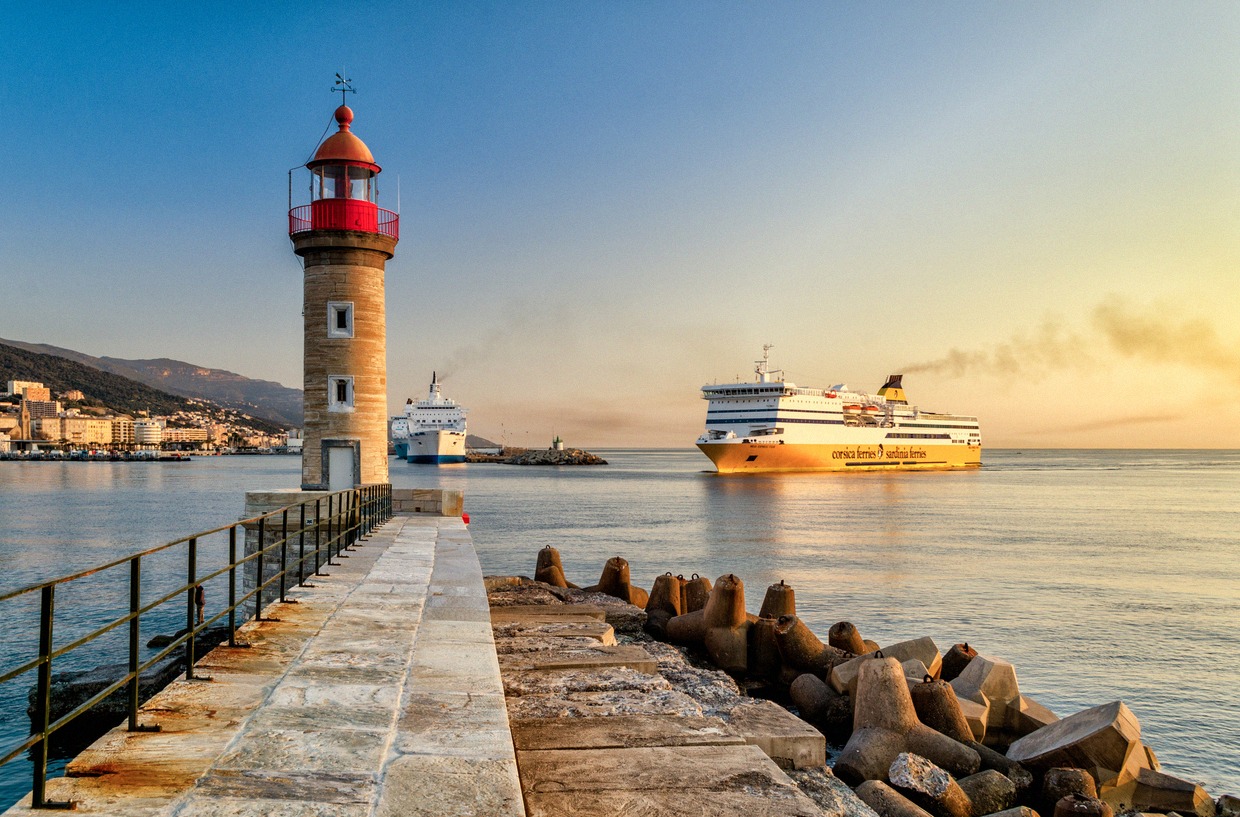Dramatischer Sonnenuntergang über dem Hafen von Bastia auf Korsika