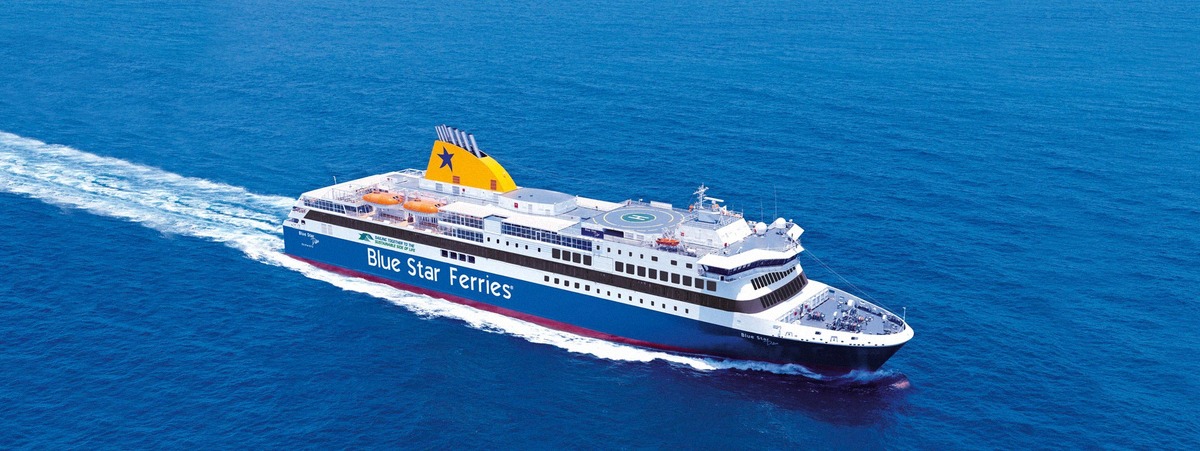 Die Blue-Star-Ferries-Fähre Blue Star Delos mit Hubschrauberdeck in der Ägäis