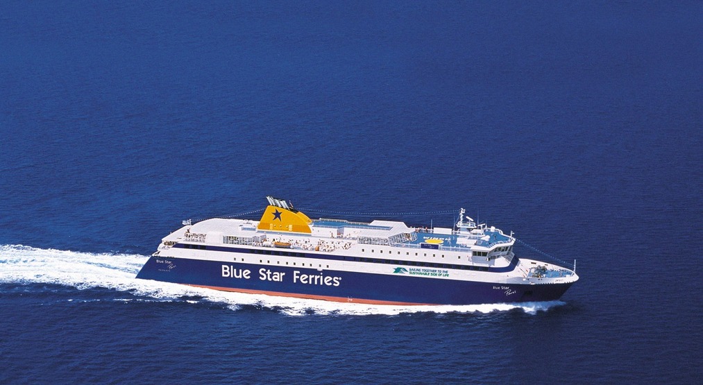 Die Blue-Star-Ferries-Fähre Blue Star Paros in den Kykladen