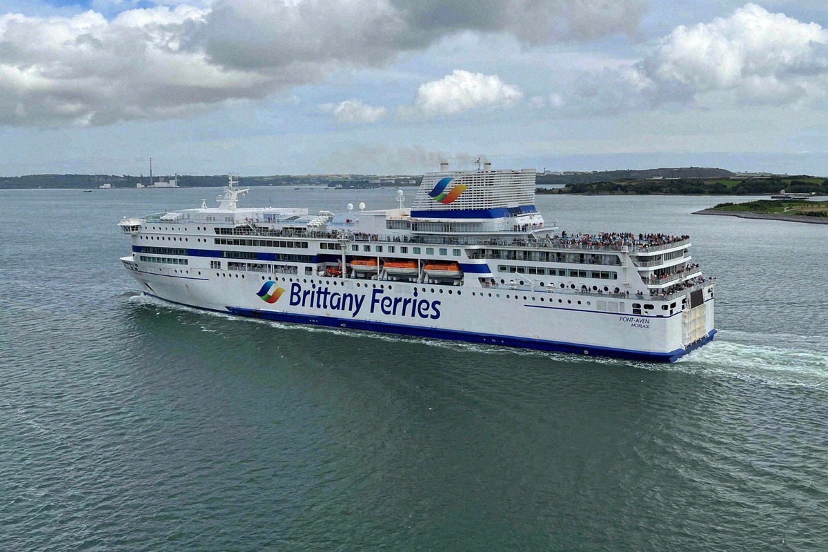Brittany Ferries ferry 'Pont-Aven' heading for Roscoff