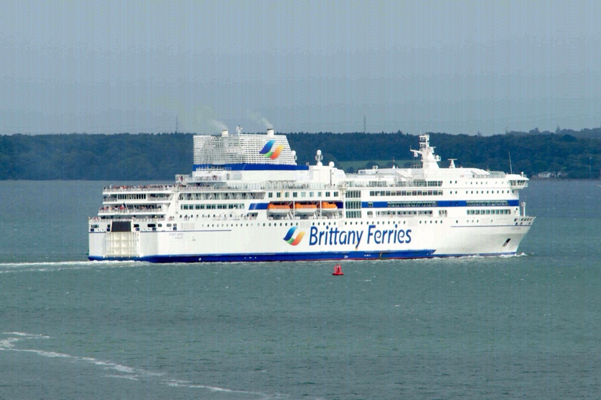 Eine große Fähre von Brittany Ferries fährt auf dem Solent bei Portsmouth