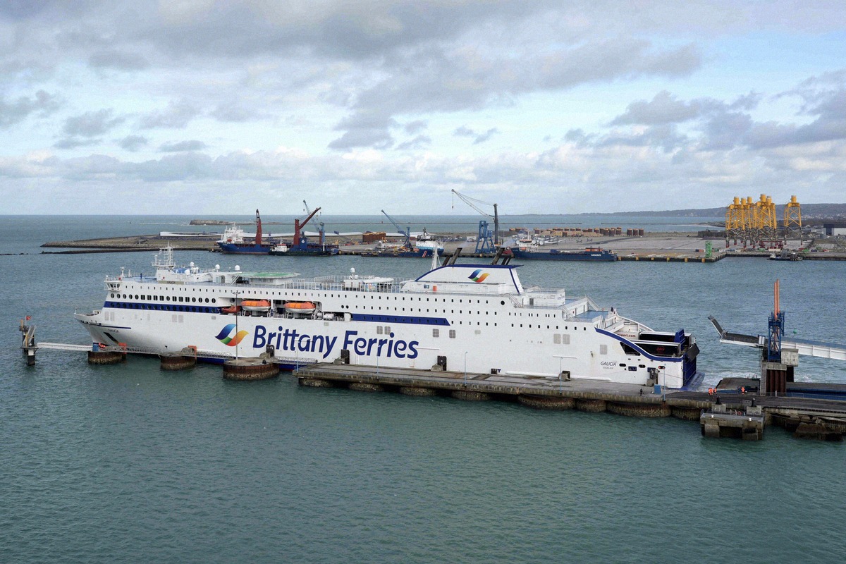 Brittany-Ferries-Fähre „Galicia“ am Kai im Hafen von Cherbourg