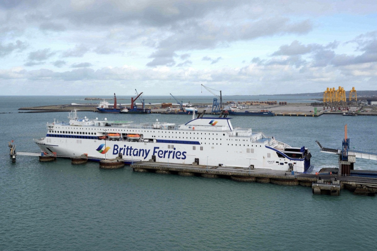 Die Fähre „Galicia“ von Brittany Ferries liegt am Kai im Hafen von Cherbourg