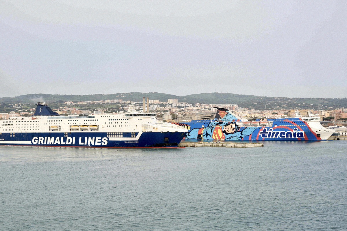 Tirrenia-Fähre im Hafen von Civitavecchia