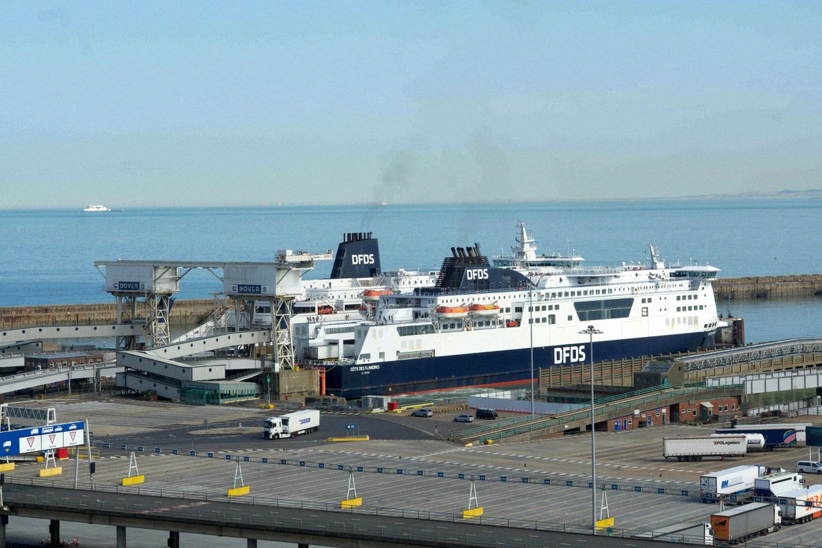 DFDS-Fähren am Terminal im Hafen von Dover