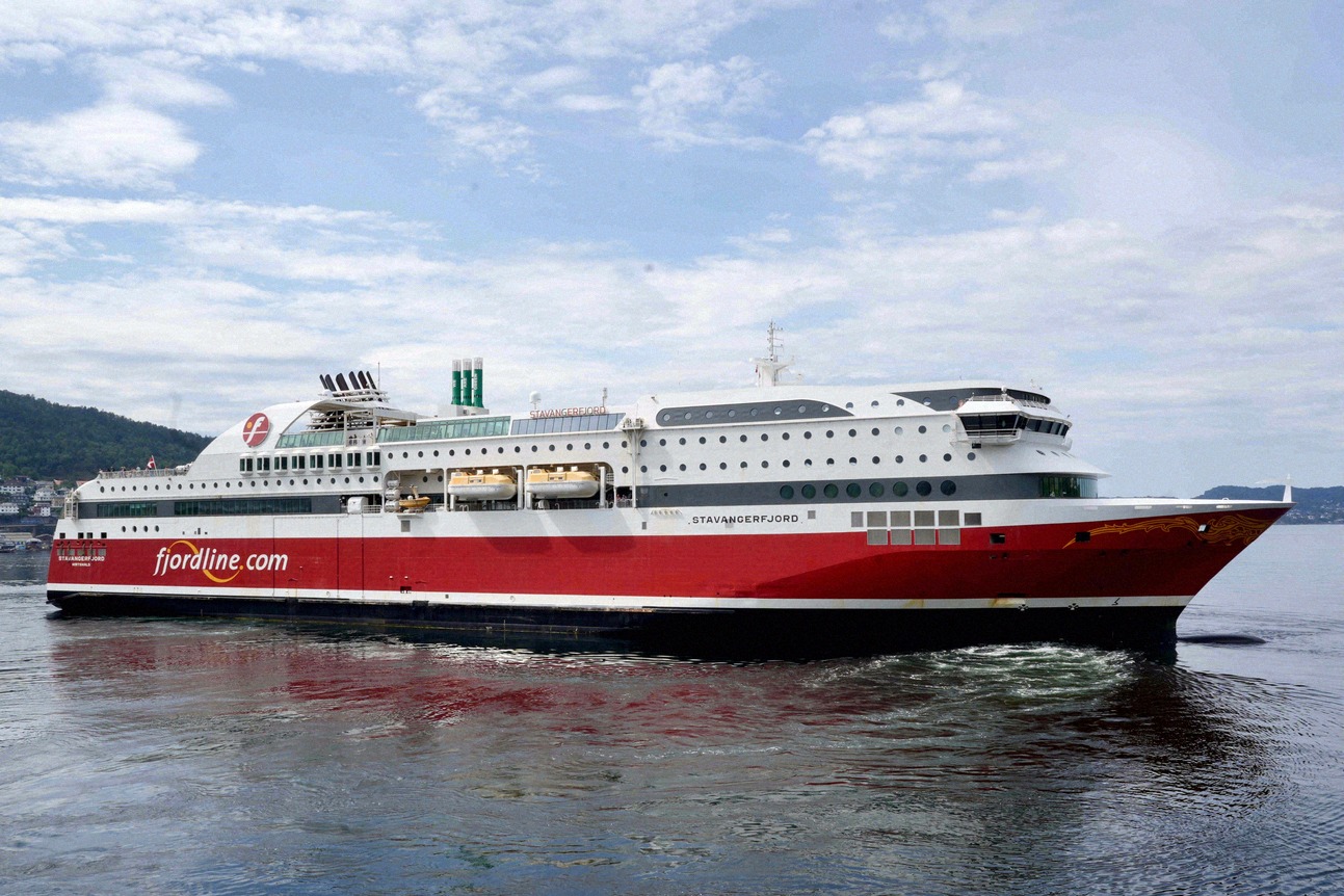 Die Fjord-Line-Fähre Stavangerfjord läuft aus dem Byfjord bei Bergen