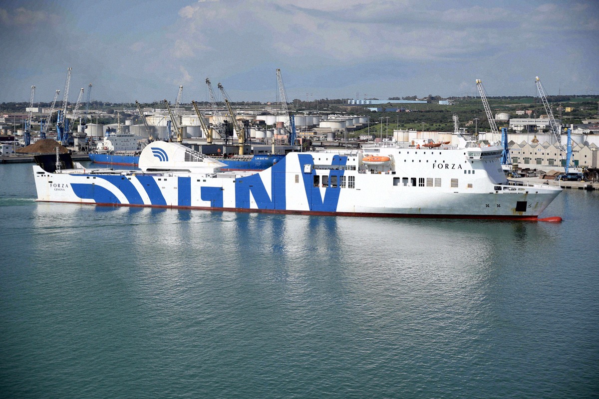 Die GNV-Fähre „Forza“ liegt im Industriehafen von Civitavecchia