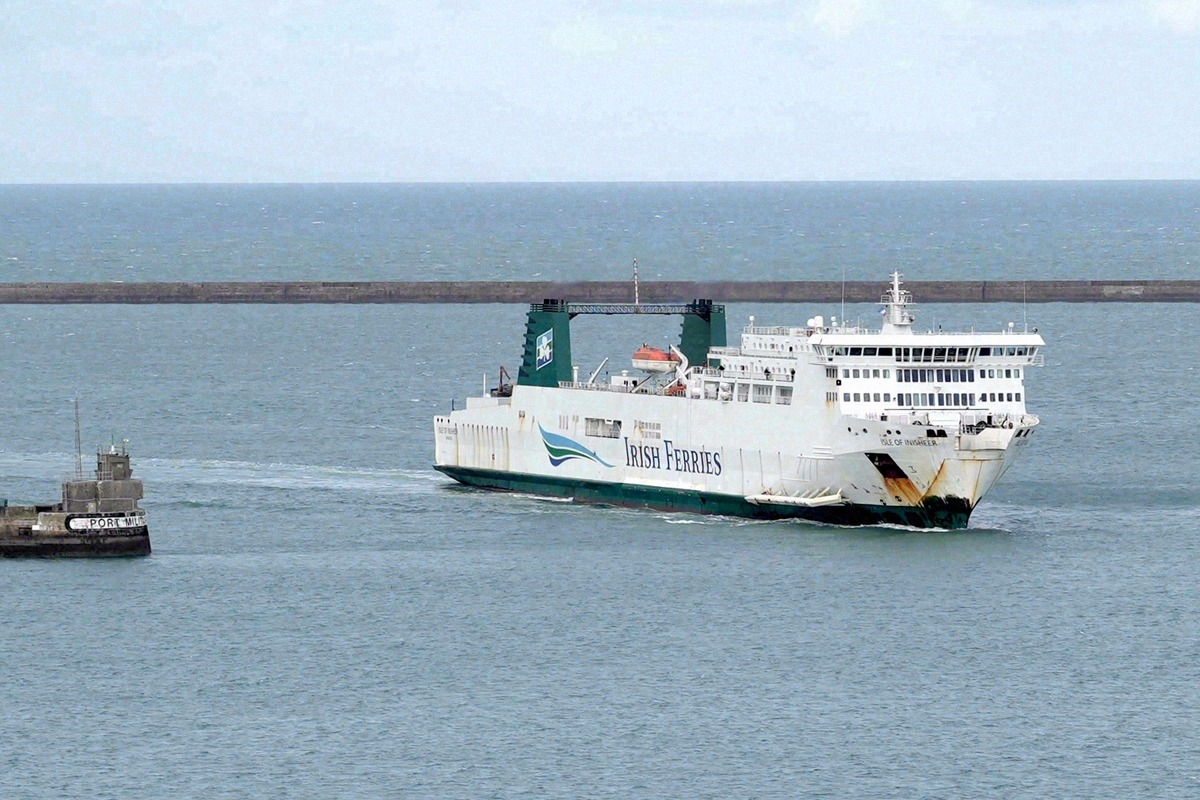 Irish-Ferries-Schiff Isle of Inisheer verlässt Pembroke in Wales