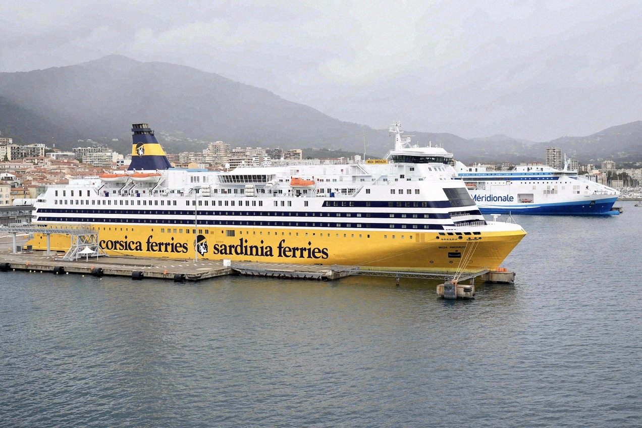 Corsica-Ferries-Schiffe im Hafen von Ajaccio auf Korsika