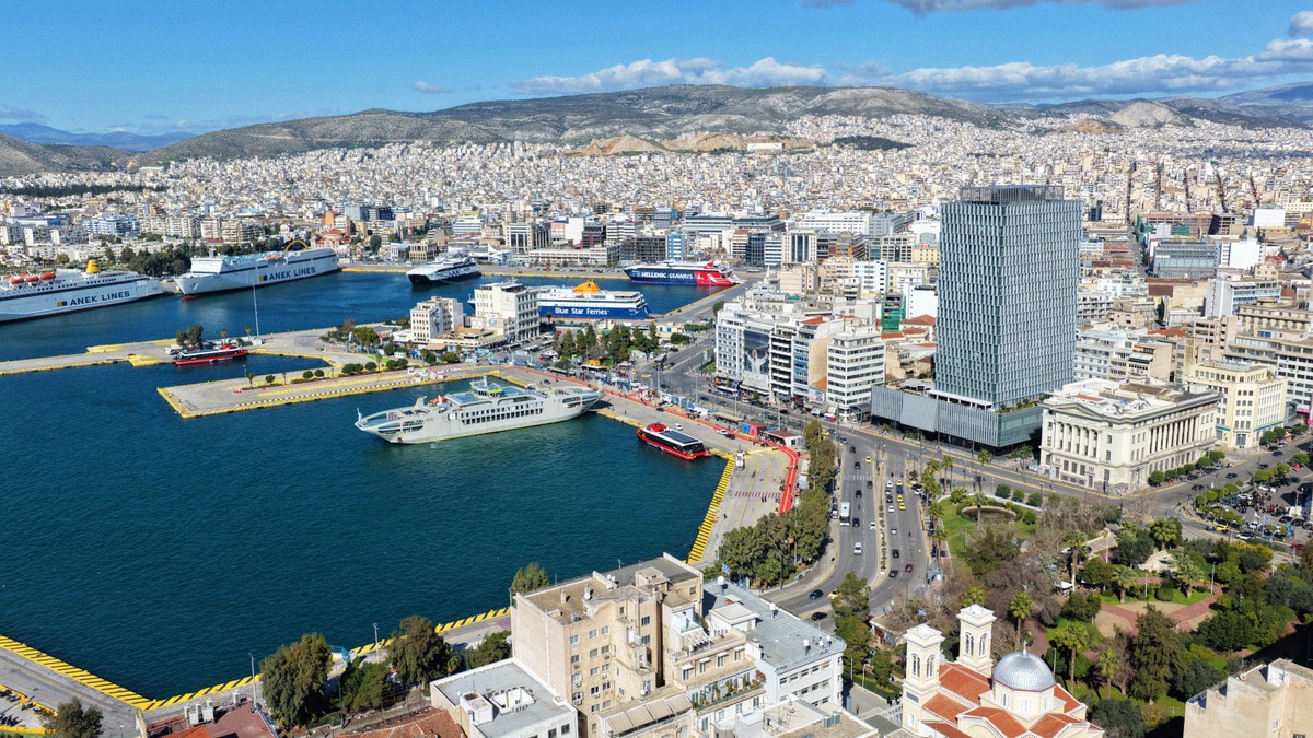 Fährhafen Piräus mit mehreren Passagierfähren, Athen im Hintergrund