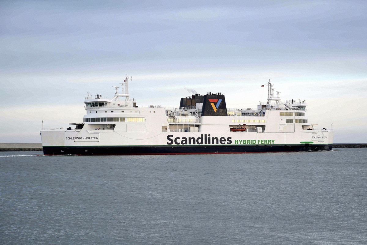 Scandlines-Fähre „Schleswig-Holstein“ läuft aus dem Fährhafen Puttgarden aus