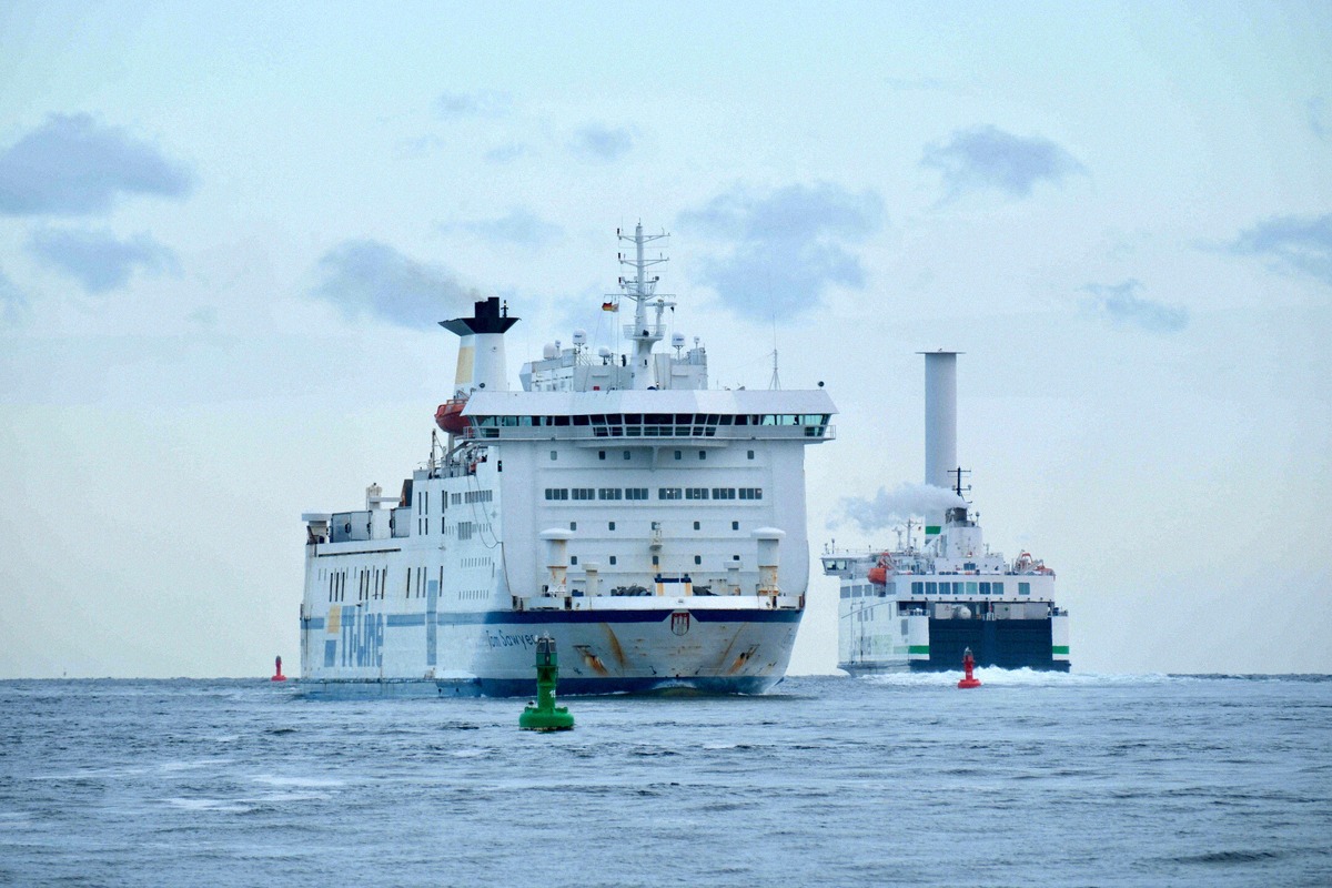 Fähren Tom Sawyer und ein weiteres Schiff auf der Ostsee vor Rostock