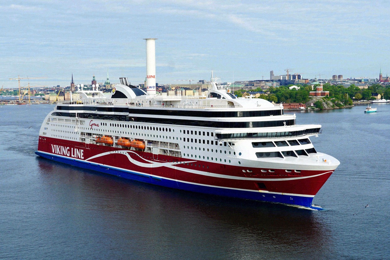 Viking Grace verlässt Stockholm, im Hintergrund die Altstadt
