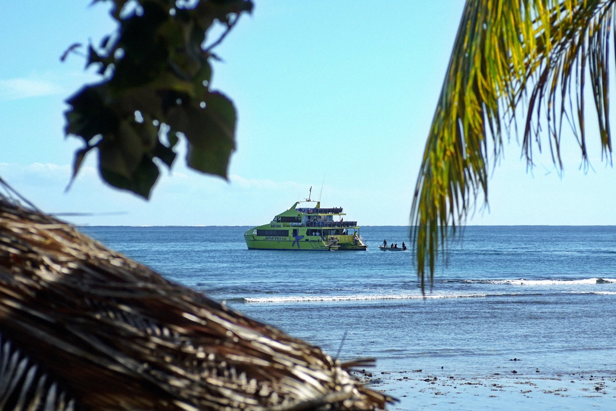 Fährkatamaran vor einer Insel in Fidschi