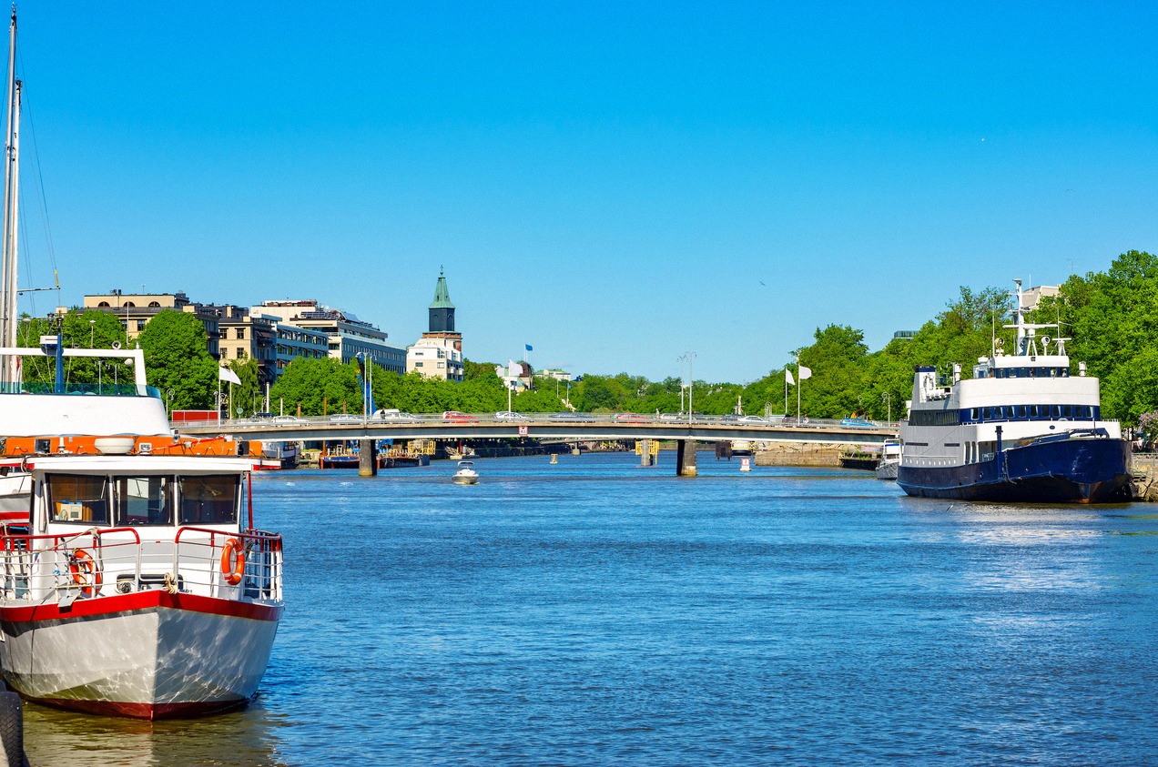 Fährschiffe am Kai des Aura-Flusses in Turku