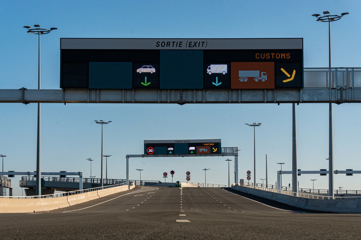 Ausfahrt aus dem Fährhafen Calais