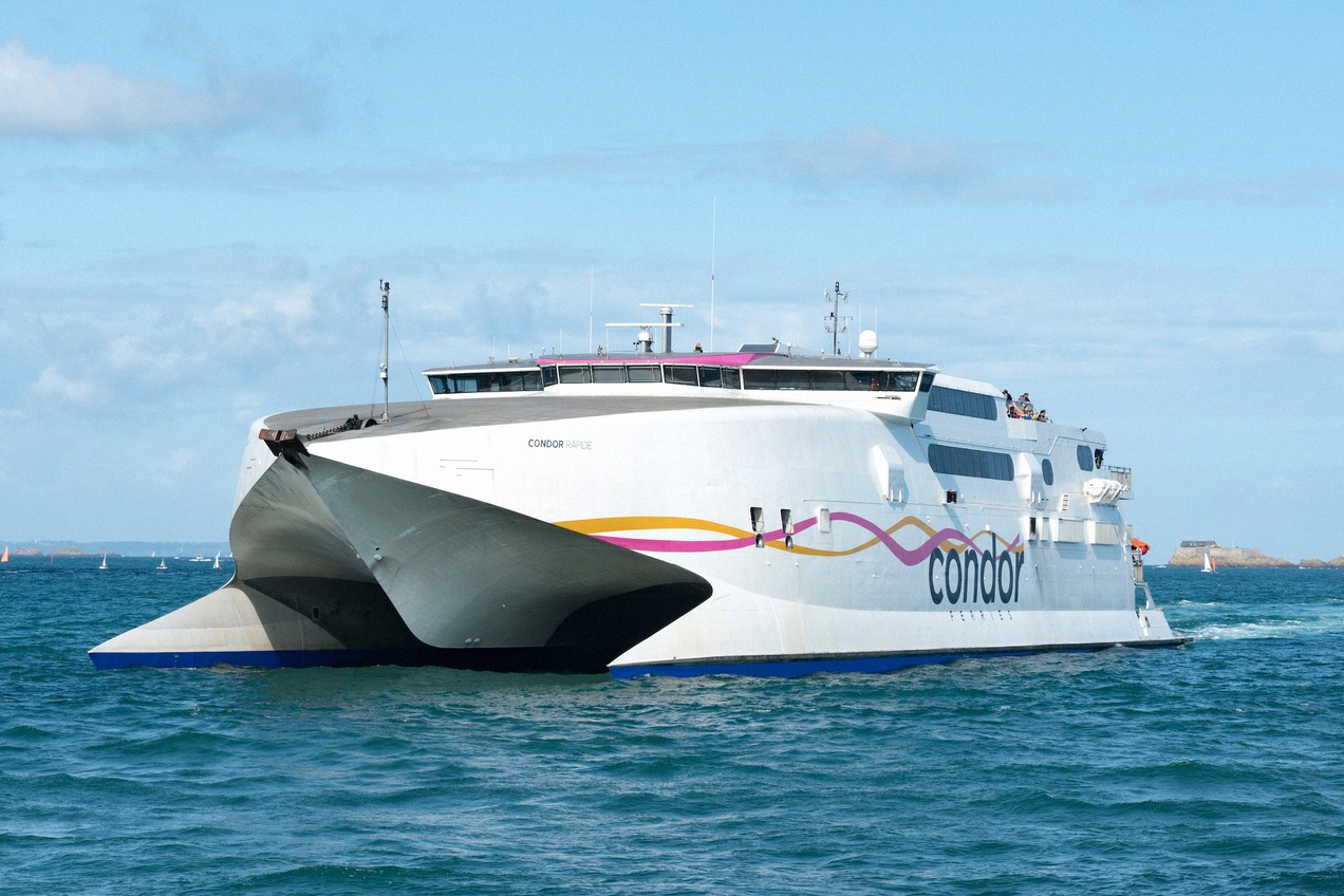 Condor-Ferries-Katamaran fährt in die Bucht von Saint-Malo