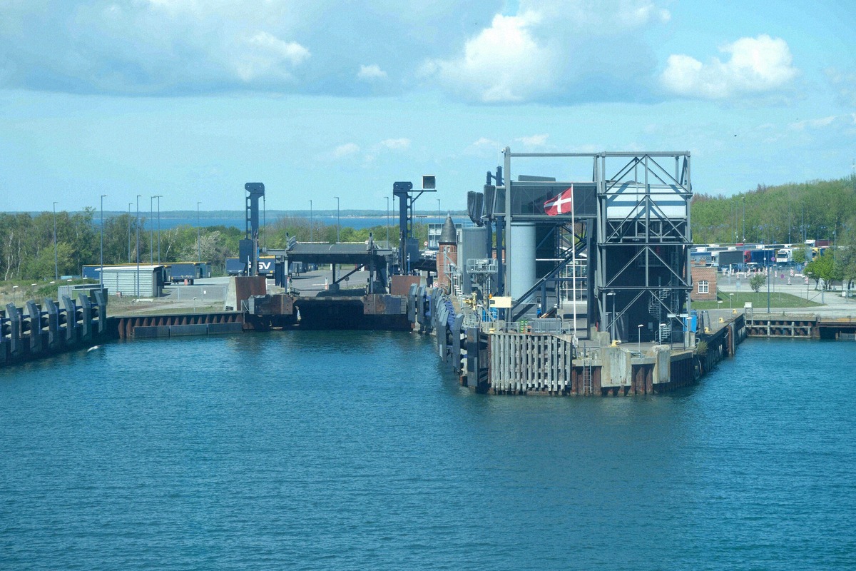 Verladebrücke und Backsteinturm am Fährterminal Gedser