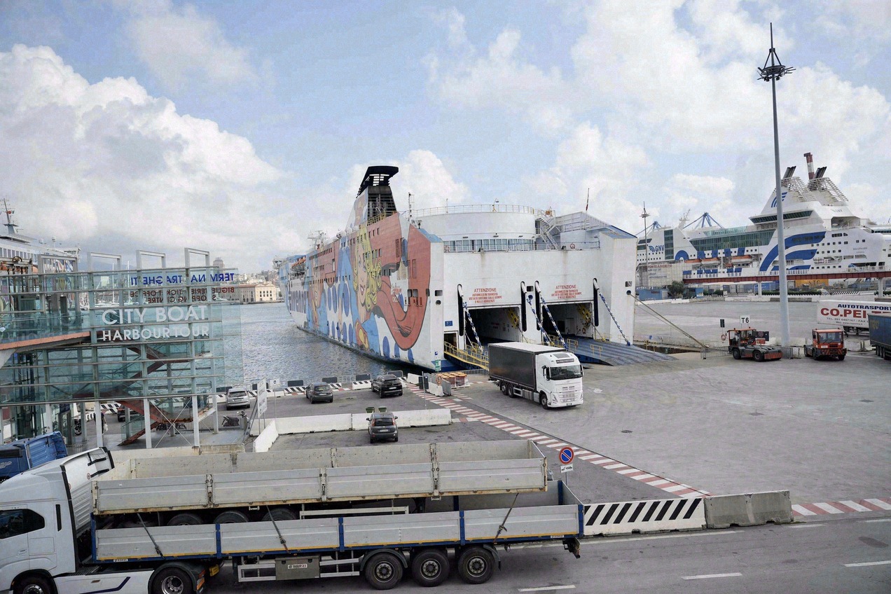 Betriebsamer Fährhafen Genua beim Beladen eines Fährschiffs