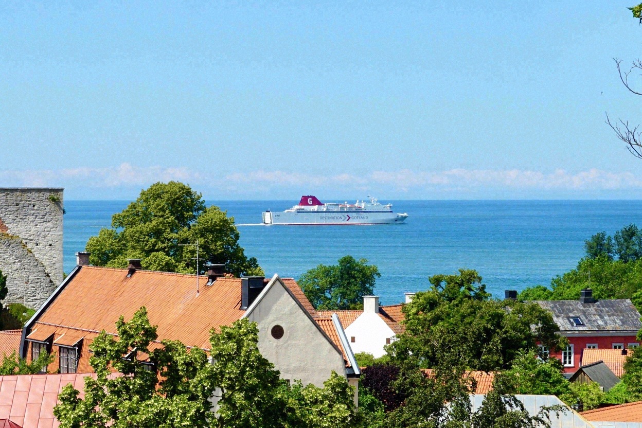 Blick von der Altstadt Visby auf die Ostsee mit vorbeifahrender Fähre