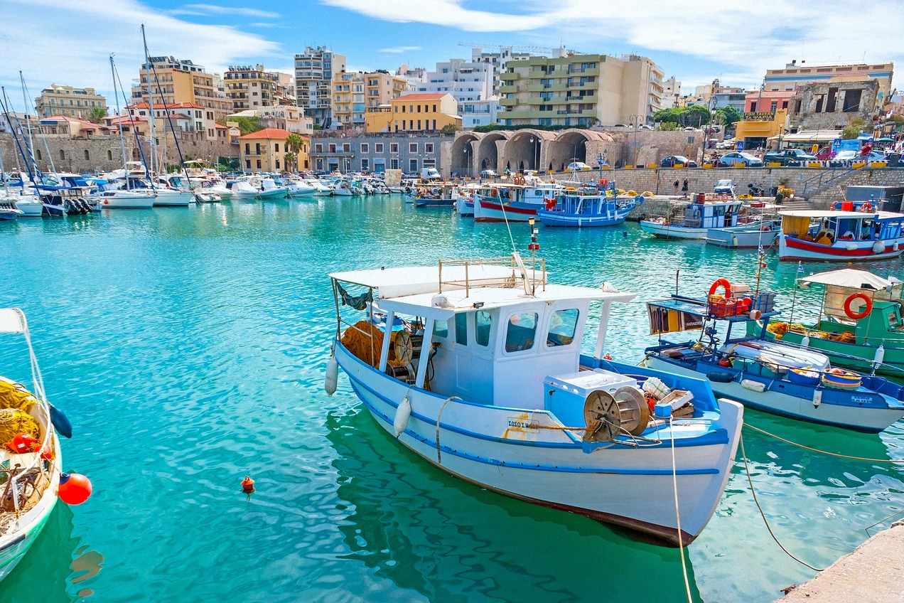 Der innere venezianische Hafen von Heraklion mit bunten Fischerbooten im türkisblauen