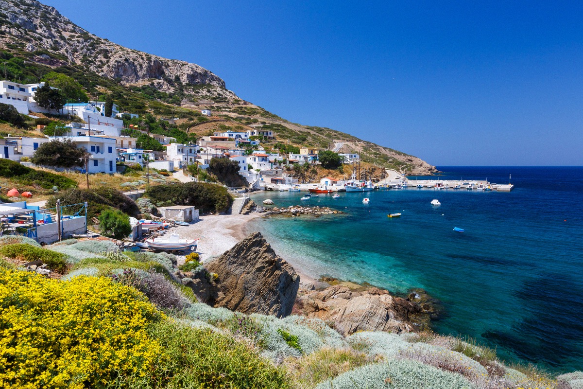 Kleiner Fischerhafen auf Ikaria in türkisblauer Bucht