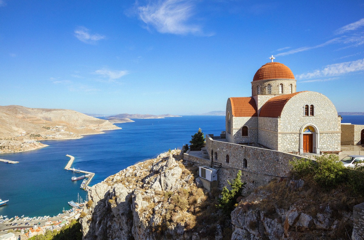 Orthodoxe Kirche über dem Hafen von Kalymnos
