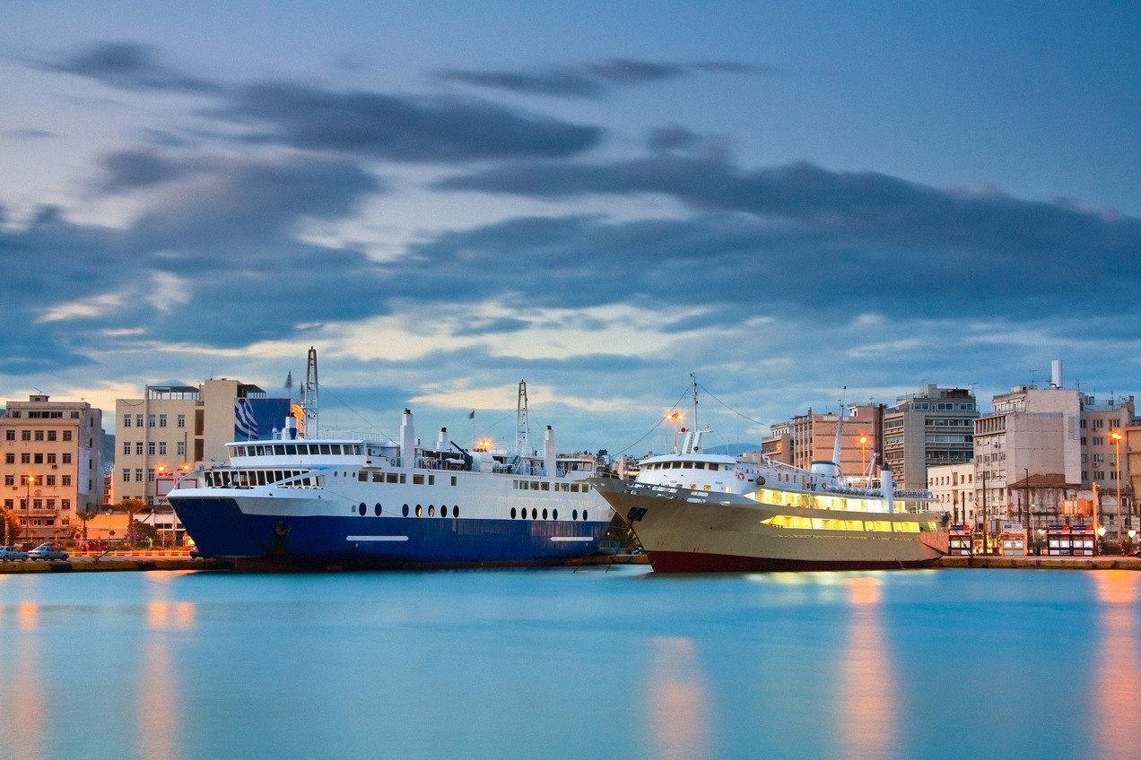 Fährterminal von Piräus mit zwei Fährschiffen in der Abenddämmerung