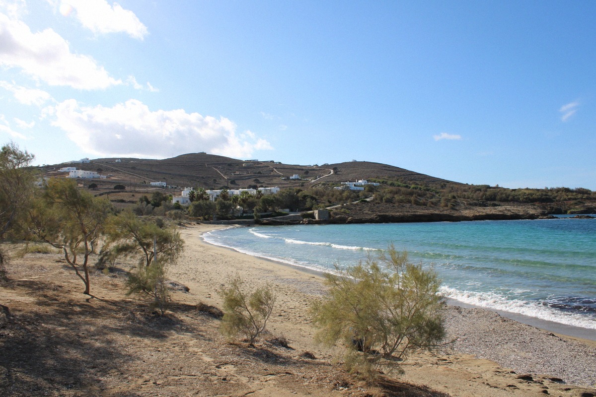 Sandbucht auf Tinos mit türkisfarbenem Wasser