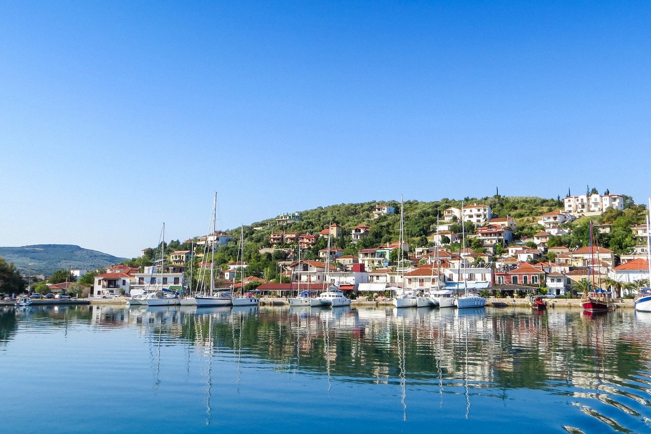 Hafen von Volos mit Segelbooten