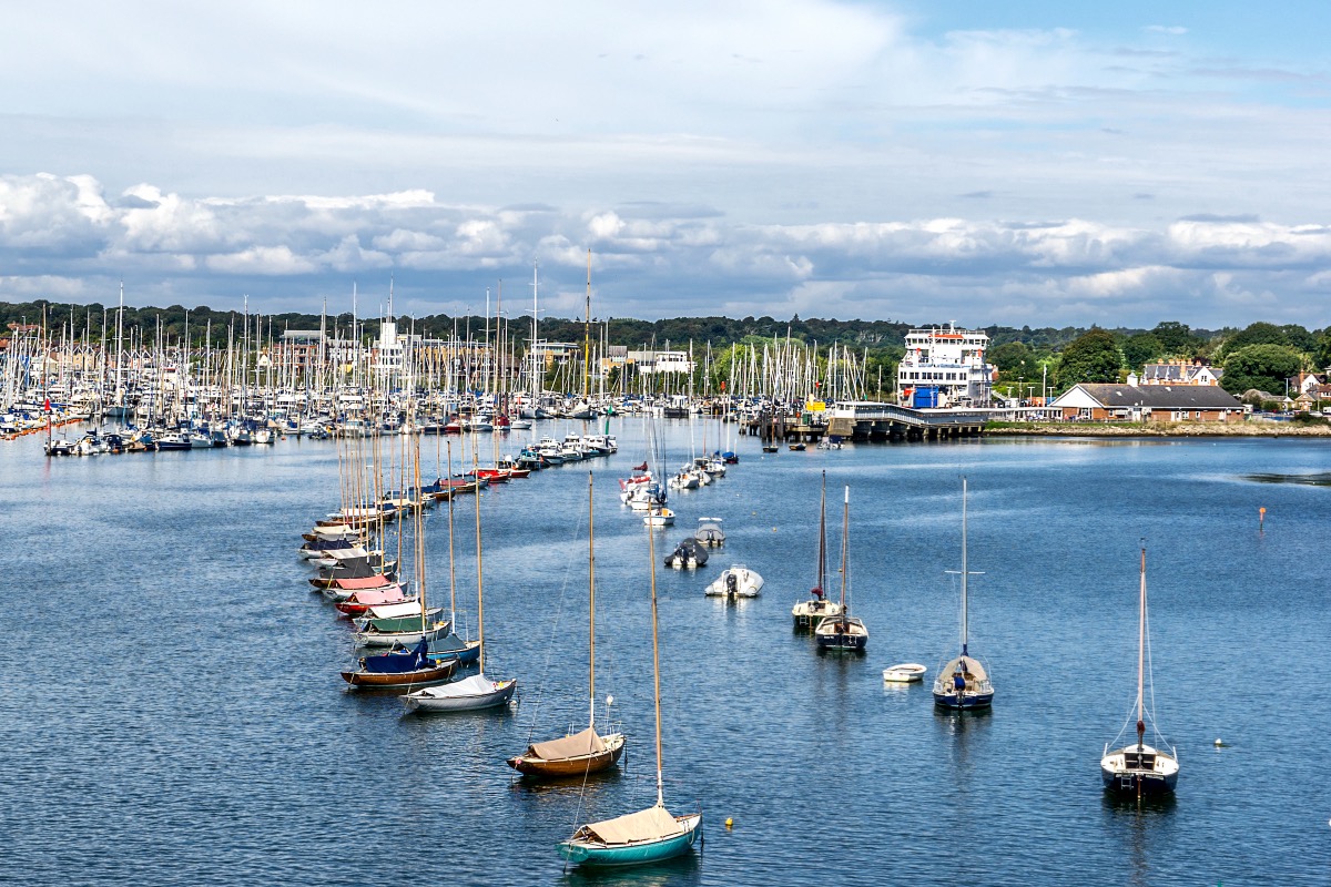 Blick über die Lymington Marina mit hunderten vertäuten Segelbooten und Jachten