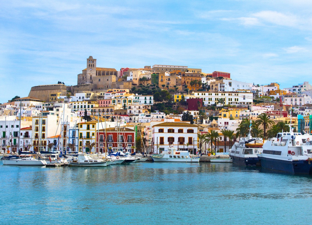 Hafen und Altstadt Dalt Vila auf Ibiza
