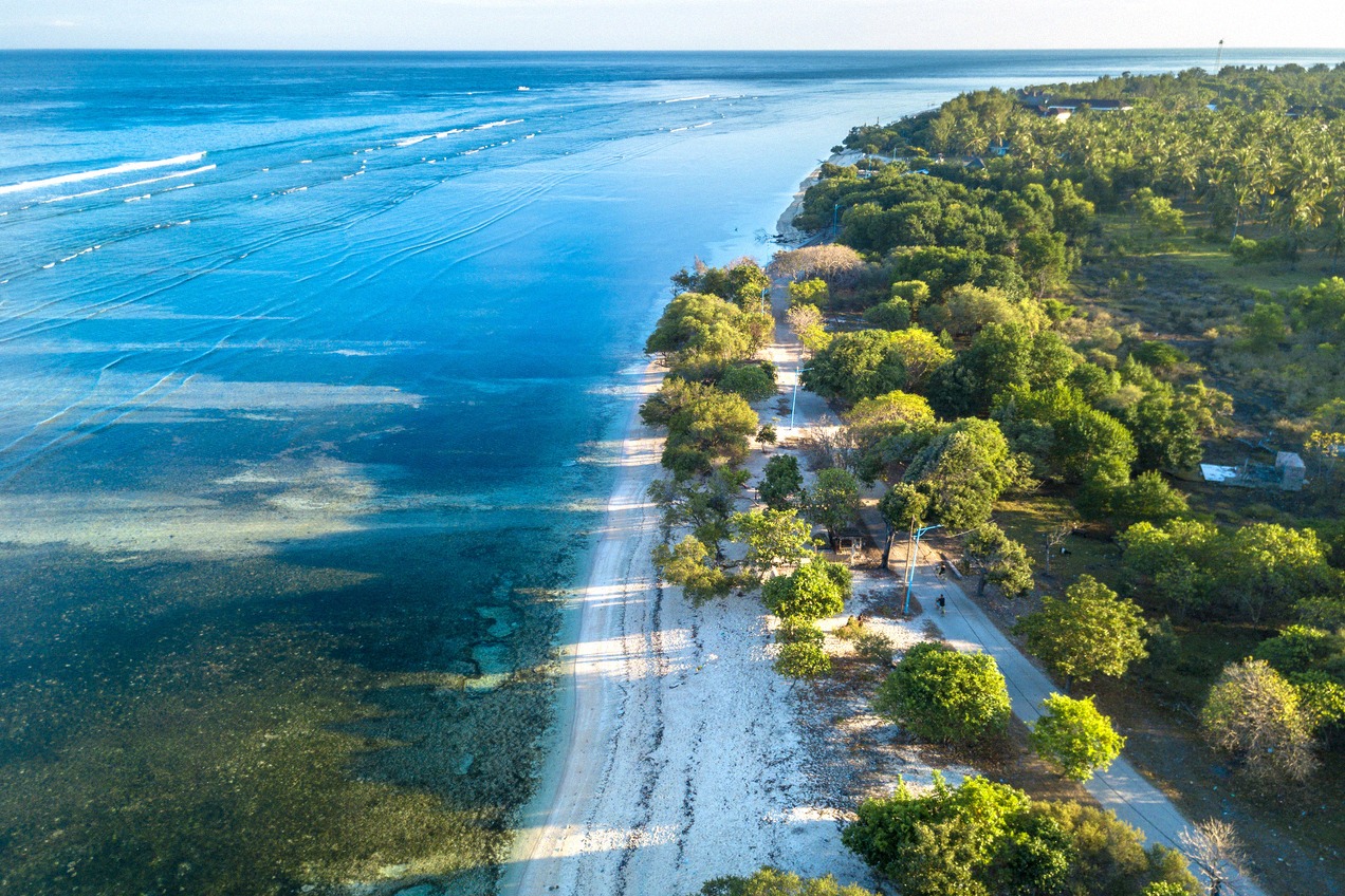 The west coast of Gili Trawangan with its coral reef waters