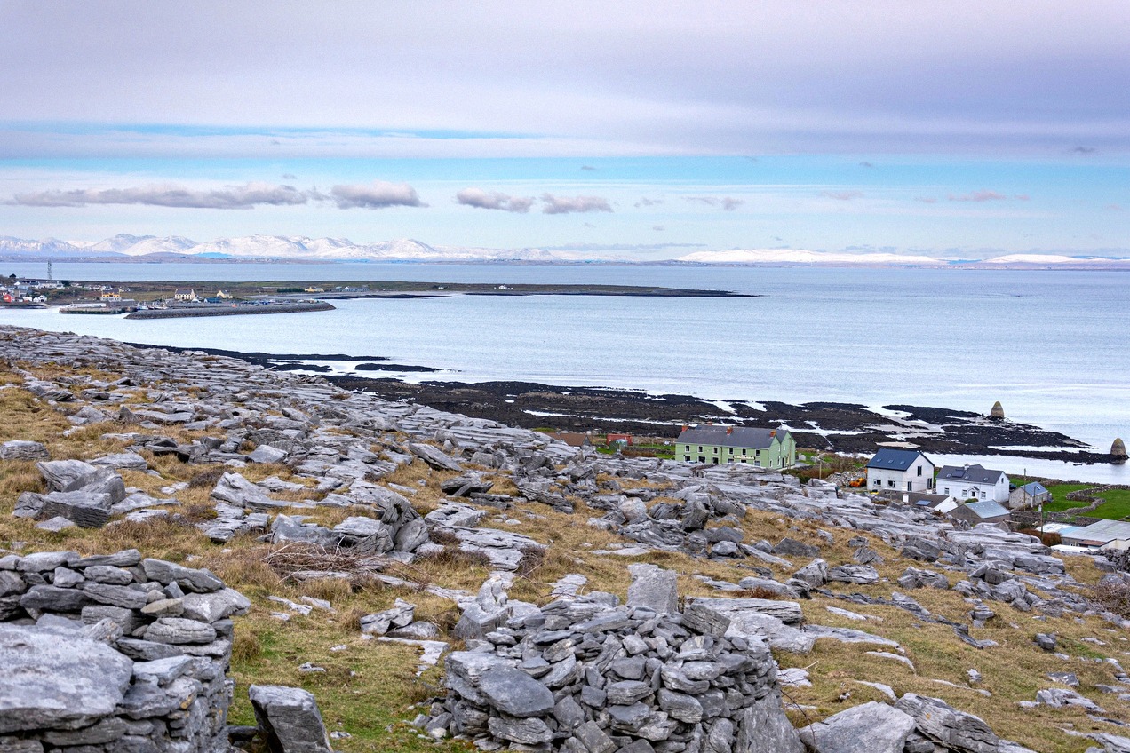 Küste und Dorf auf der Insel Inis Mór (Inishmore)