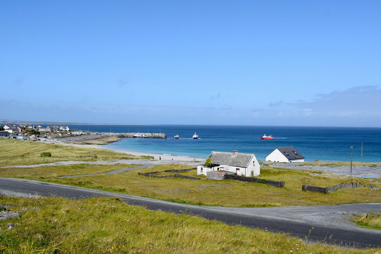 Karstlandschaft und kleiner Hafen der Insel Inisheer (Inis Oírr)