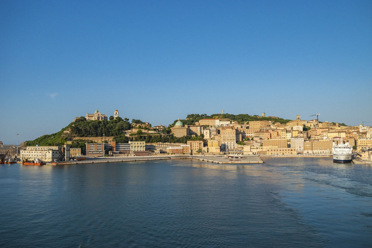 Hafen und Altstadt von Ancona vom Meer aus gesehen