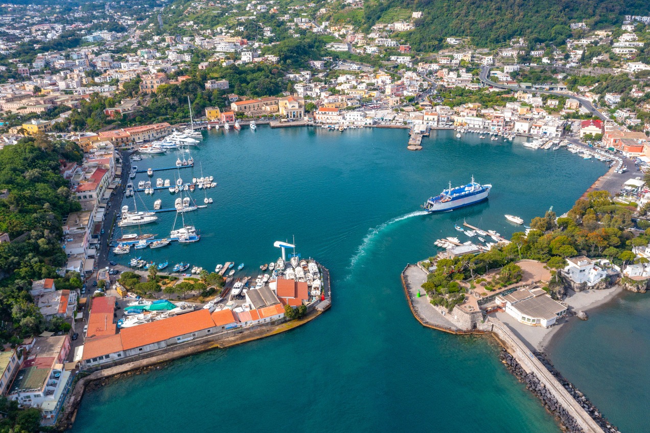 Hafenbecken Porto d'Ischia aus der Vogelperspektive