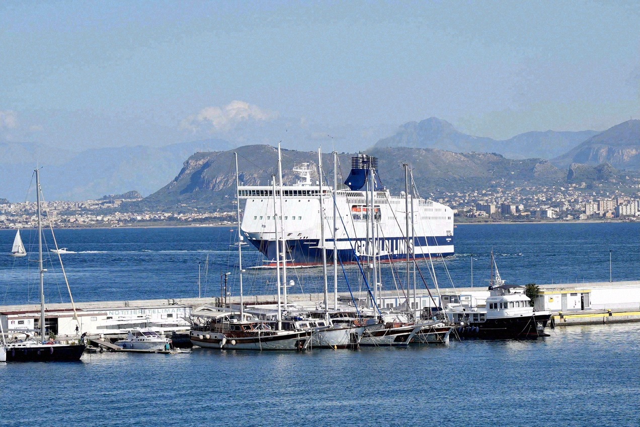 Grimaldi-Lines-Fähre im Hafen von Palermo
