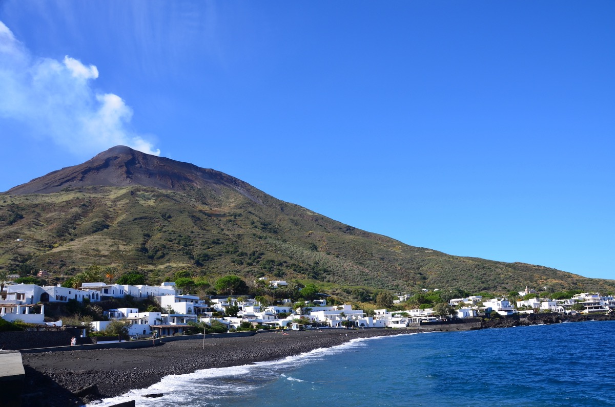Ferries to Stromboli