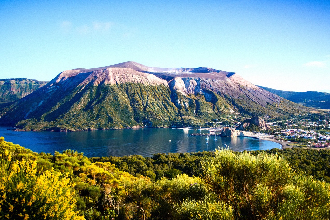 Blick von Lipari auf die Vulkaninsel Vulcano