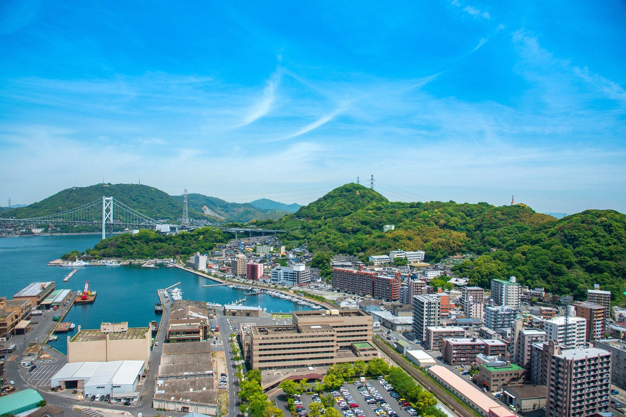 Hafenviertel Mojiko in Kitakyushu mit Kanmon-Brücke