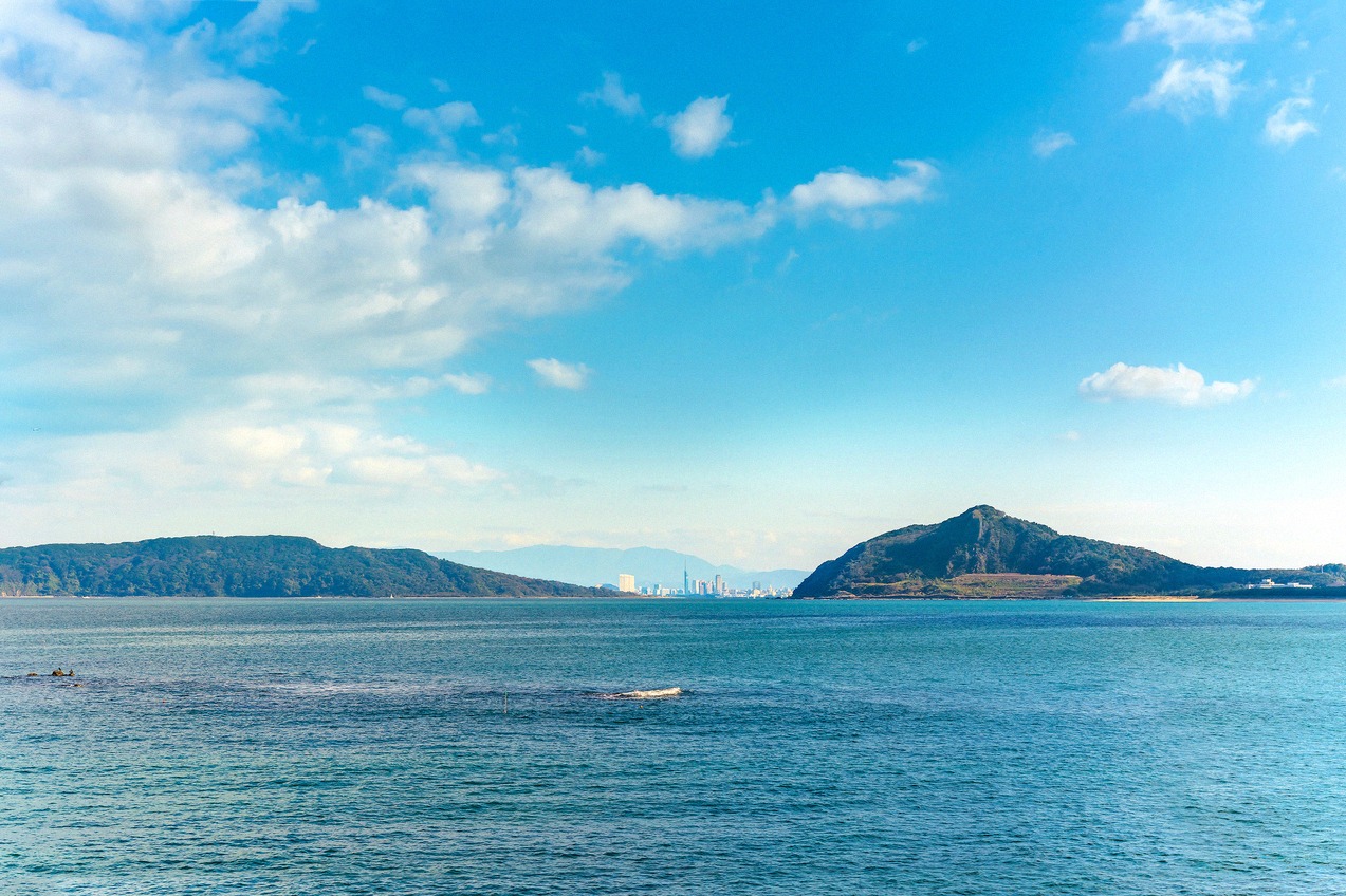 Weitwinkelpanorama über die Hakata-Bucht zwischen der Noko-Insel (links)