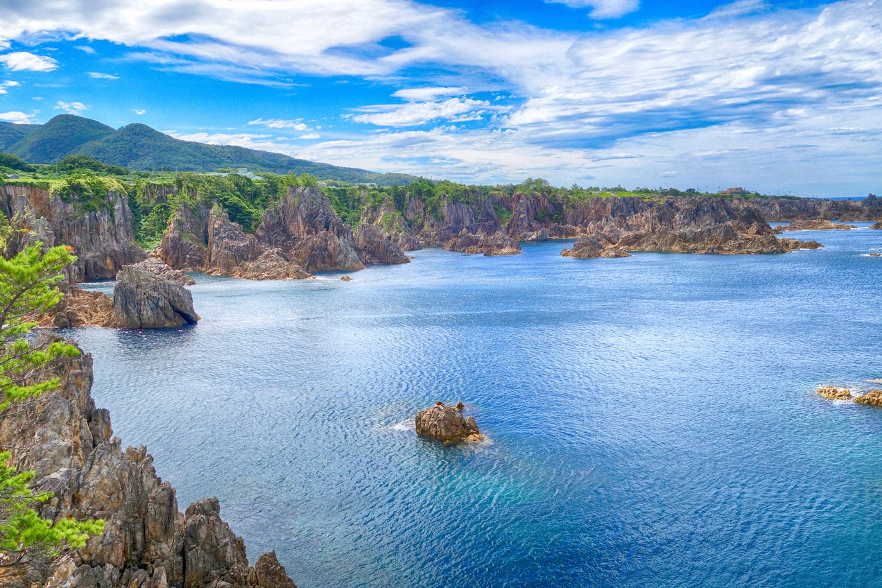 Felsküste von Sado Island im Japanischen Meer