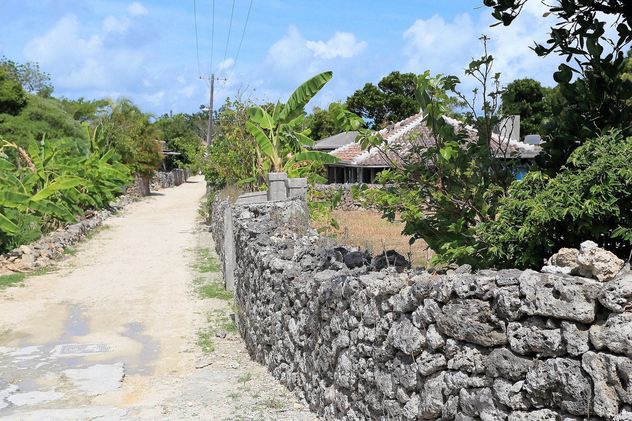 Dorfgasse mit Sandkorallenmauern auf Taketomi