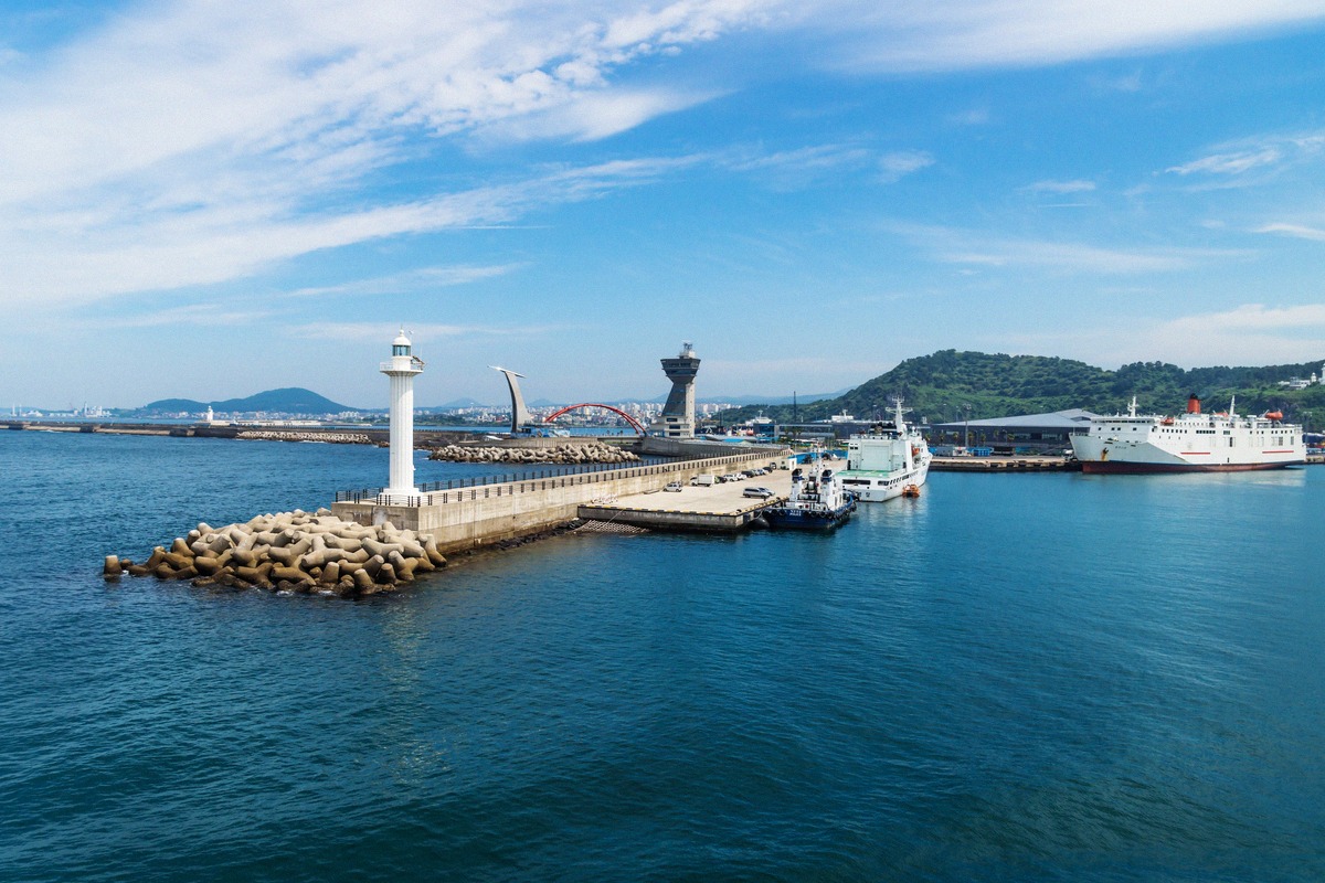 Fährhafen von Jeju-si mit Molenleuchtturm